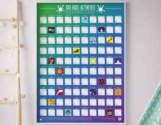 un regalo creativo para los preadolescentes que viajan es un póster rascador de 100 actividades de la lista de deseos