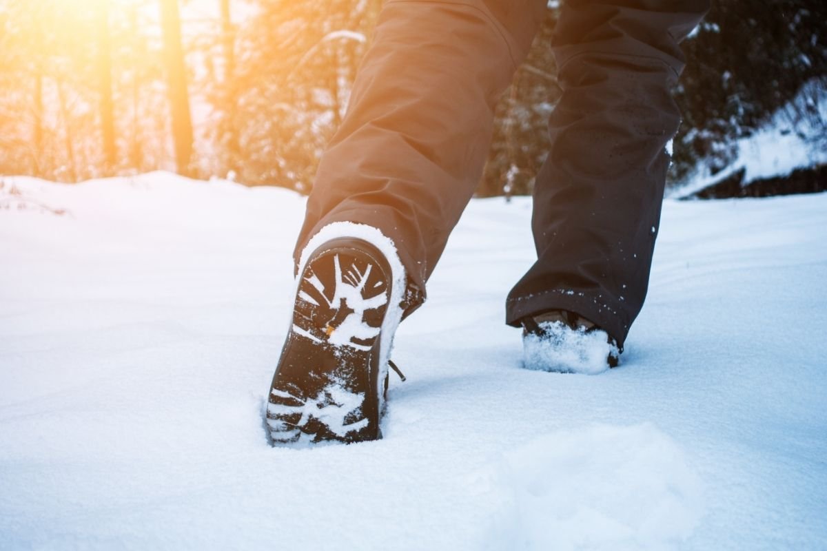 Botas de senderismo de invierno para mochileros en la nieve.
