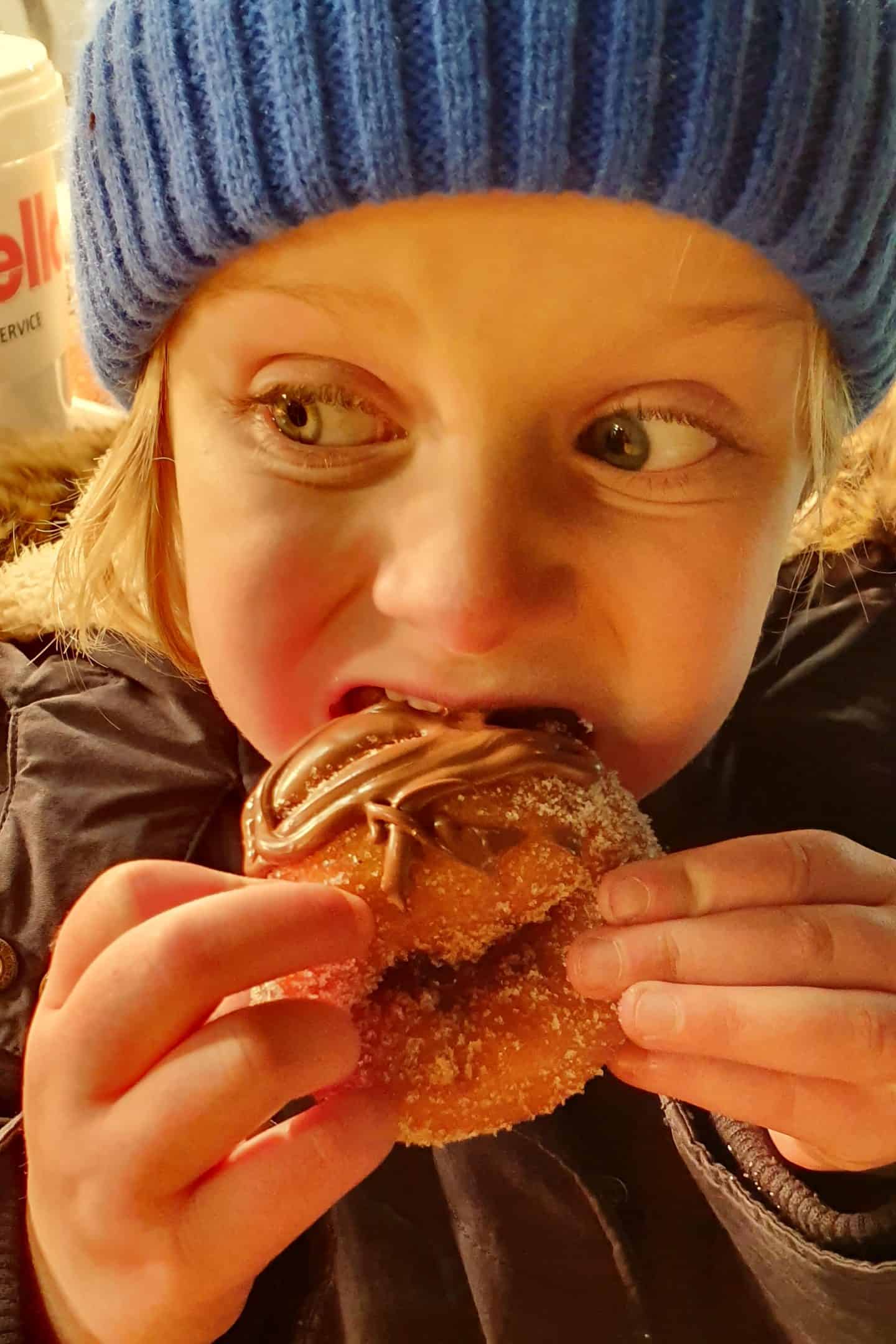 Niña comiendo un donut cubierto de Nutella en Blackpool