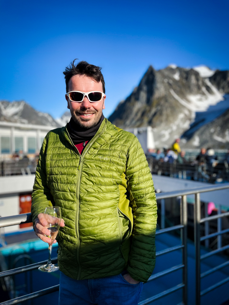 Peter bebiendo champán: una de las razones para visitar Svalbard