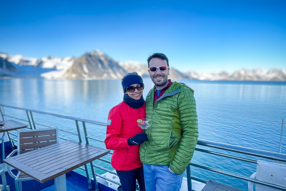 Peter y Kia bebiendo cócteles a medianoche bajo el sol: una de las razones para visitar Svalbard