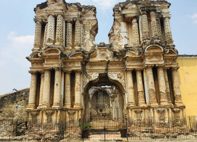 Muestra las majestuosas ruinas de El Carmen detrás de una cerca en Antigua, Guatemala, Cosas que hacer en Antigua Guatemala