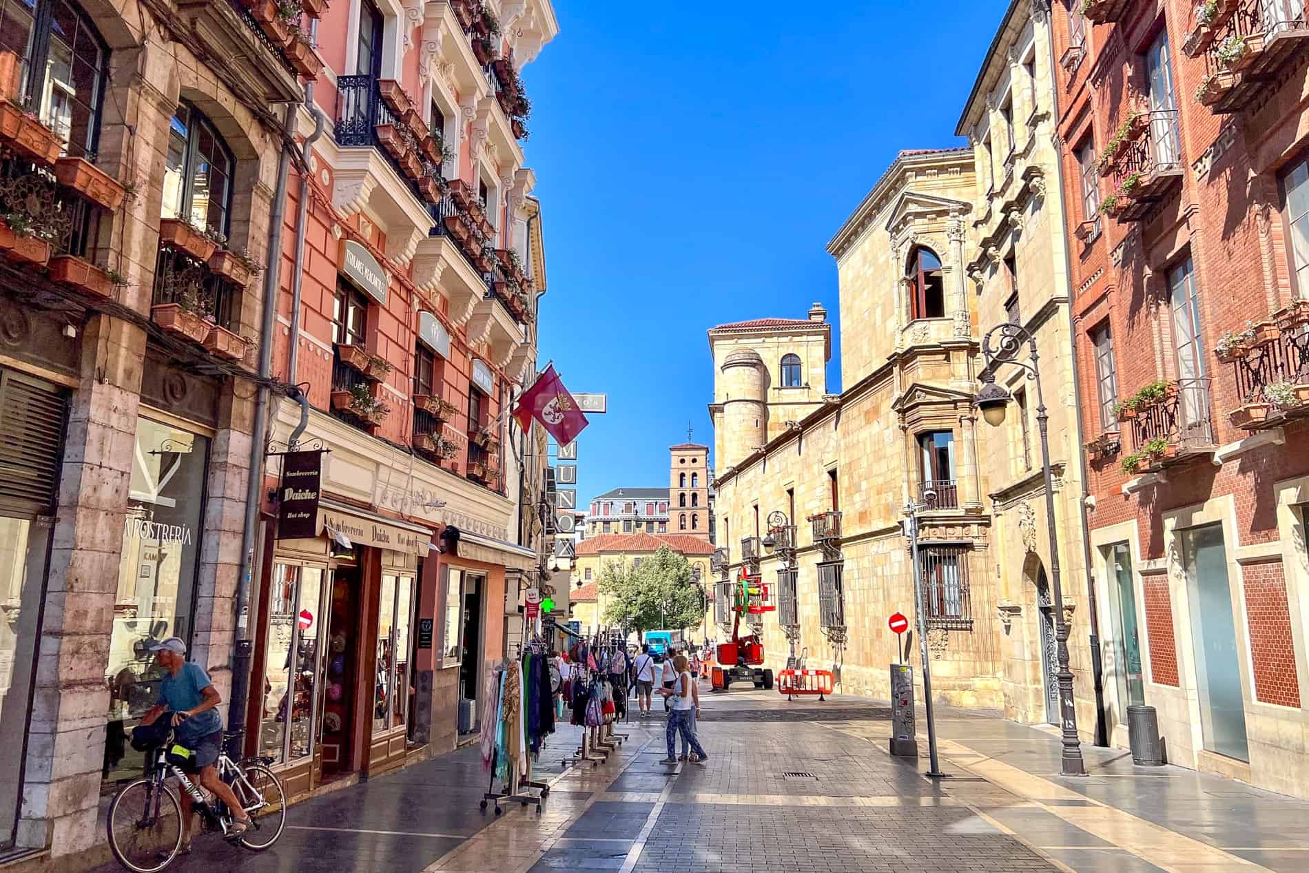 Edificios amarillos y rojos ocres en una calle principal de la ciudad de León España.