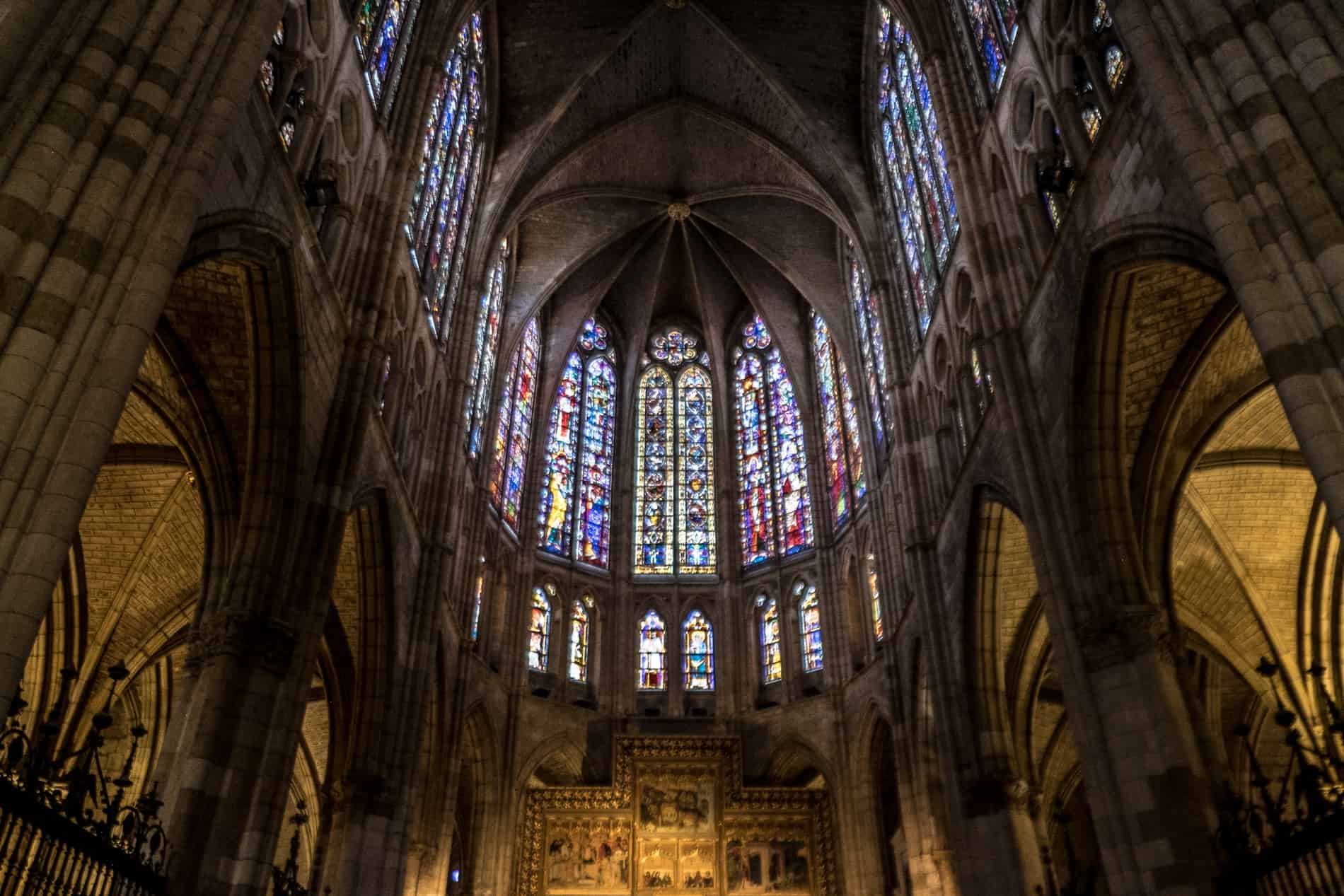 Las vidrieras sobre el altar gótico de la Catedral de León, España. 