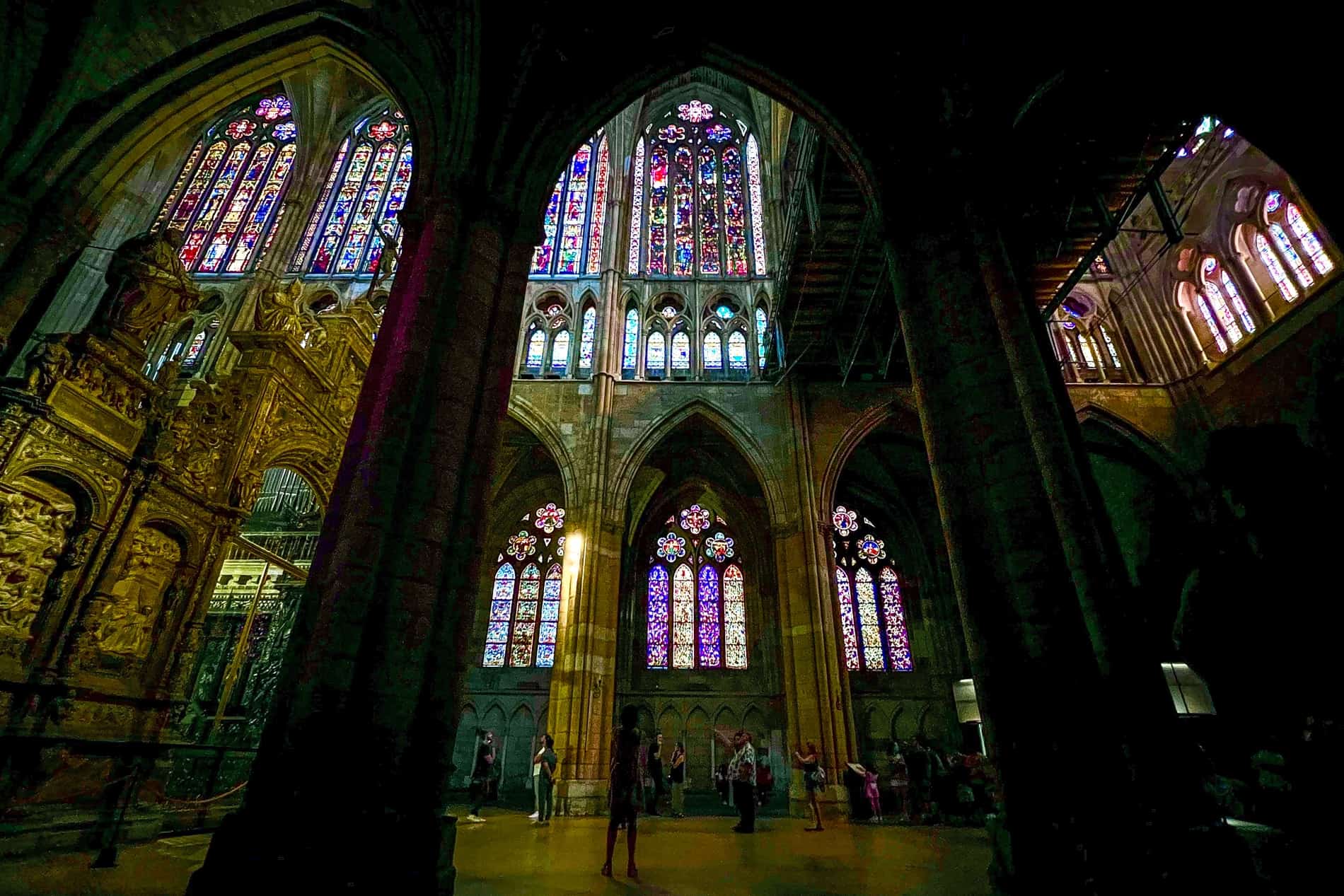 Una vista desde detrás de un arco de arcada de las vidrieras multicolores de la Catedral de León.