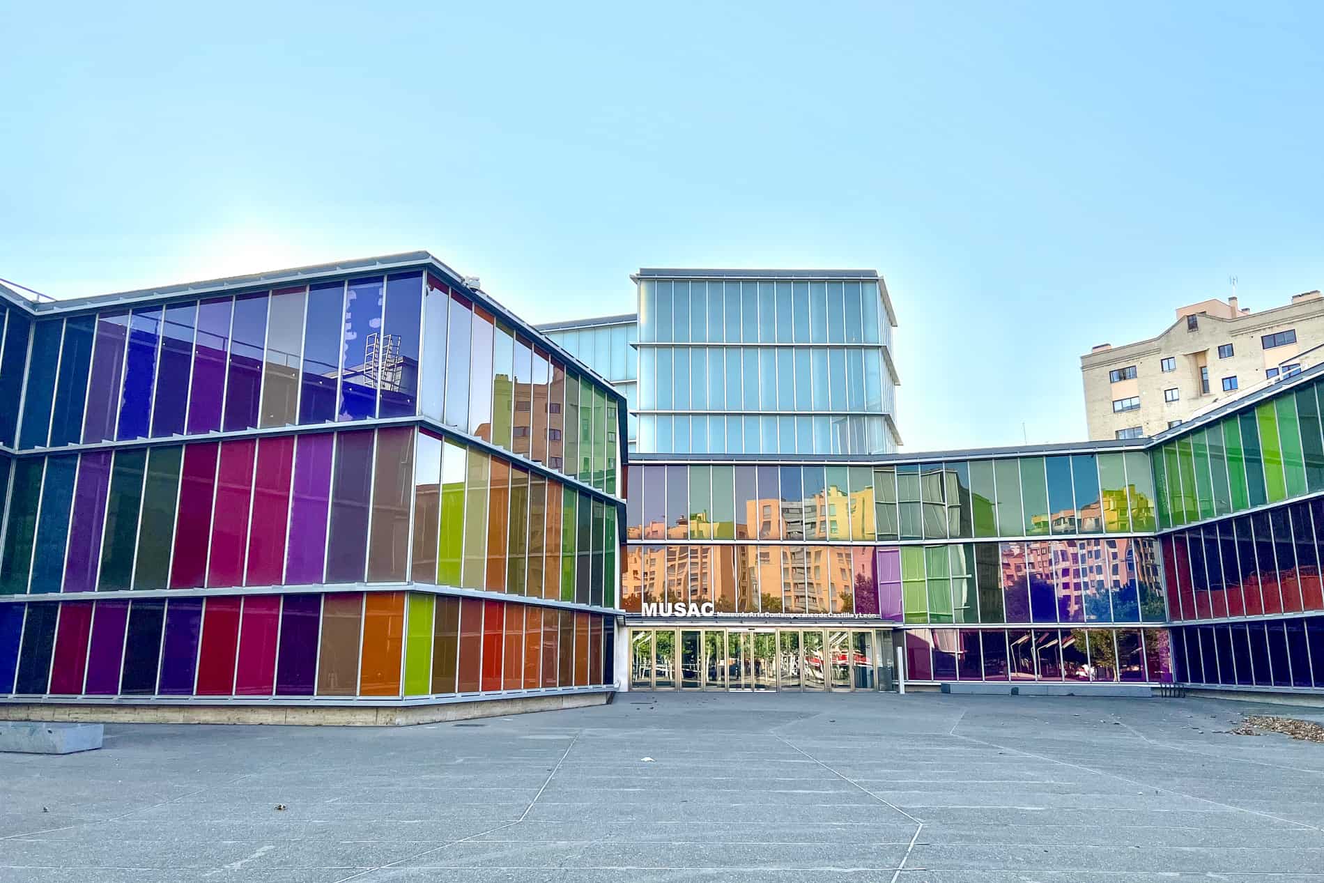 La fachada de paneles de vidrio multicolor del Museo de Arte Contemporáneo (MUSAC) de León.