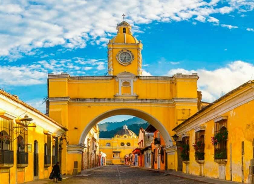 Muestra el famoso arco en Antigua Guatemala con vistas a las antiguas calles empedradas