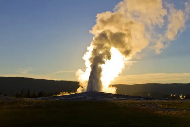 La erupción del géiser Old Faithful es una de las mejores cosas que hacer en Yellowstone