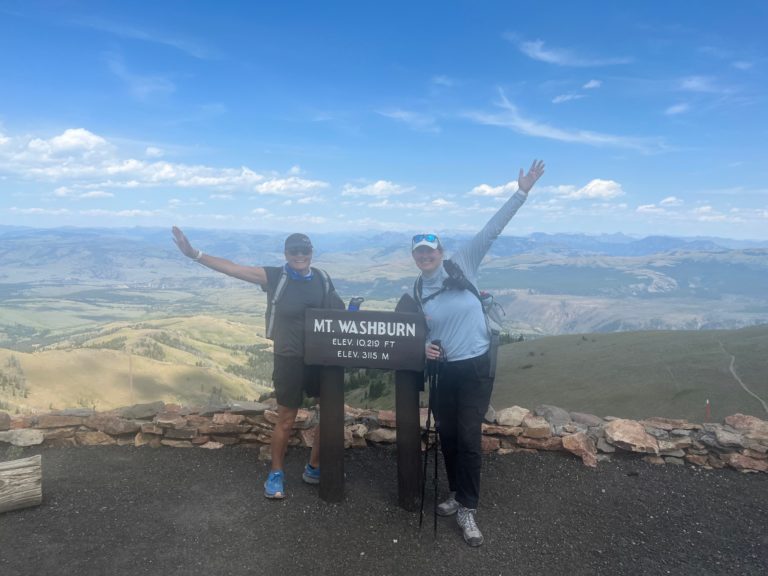 Los excursionistas celebran en la cima del monte Washburn.  Esta caminata es una de las mejores cosas que hacer en Yellowstone.