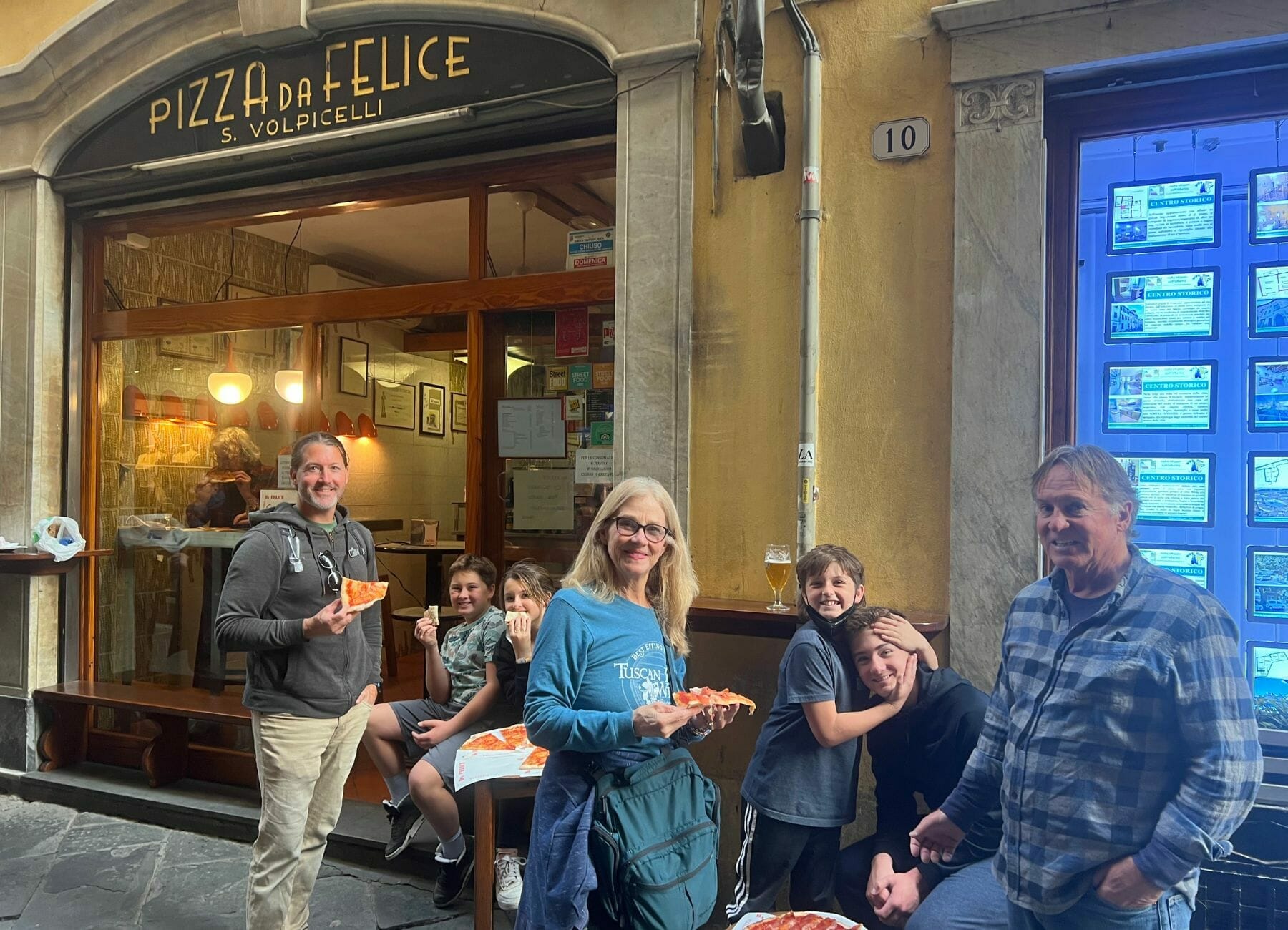 Comer pizza en Lucca