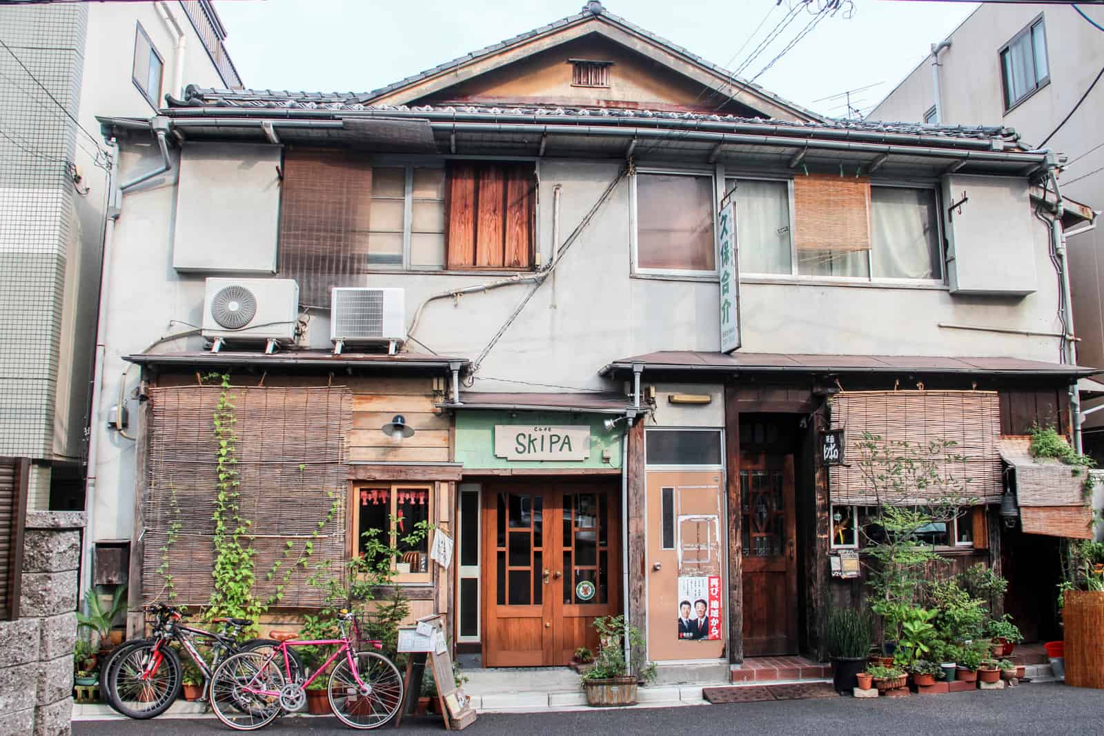 Una casa de madera tradicional en Japón se fusionó con un edificio de bloques blancos más moderno. 