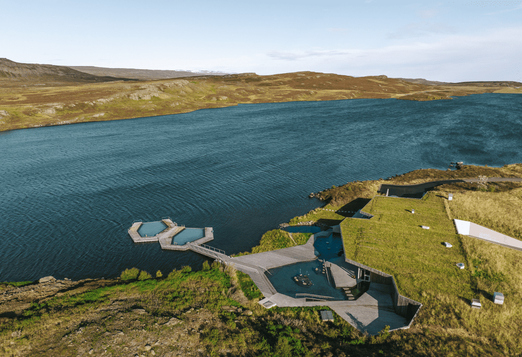 Una vista aérea de una serie de piscinas en el borde del lago, con dos piscinas en forma de hexágono justo en el agua del lago.