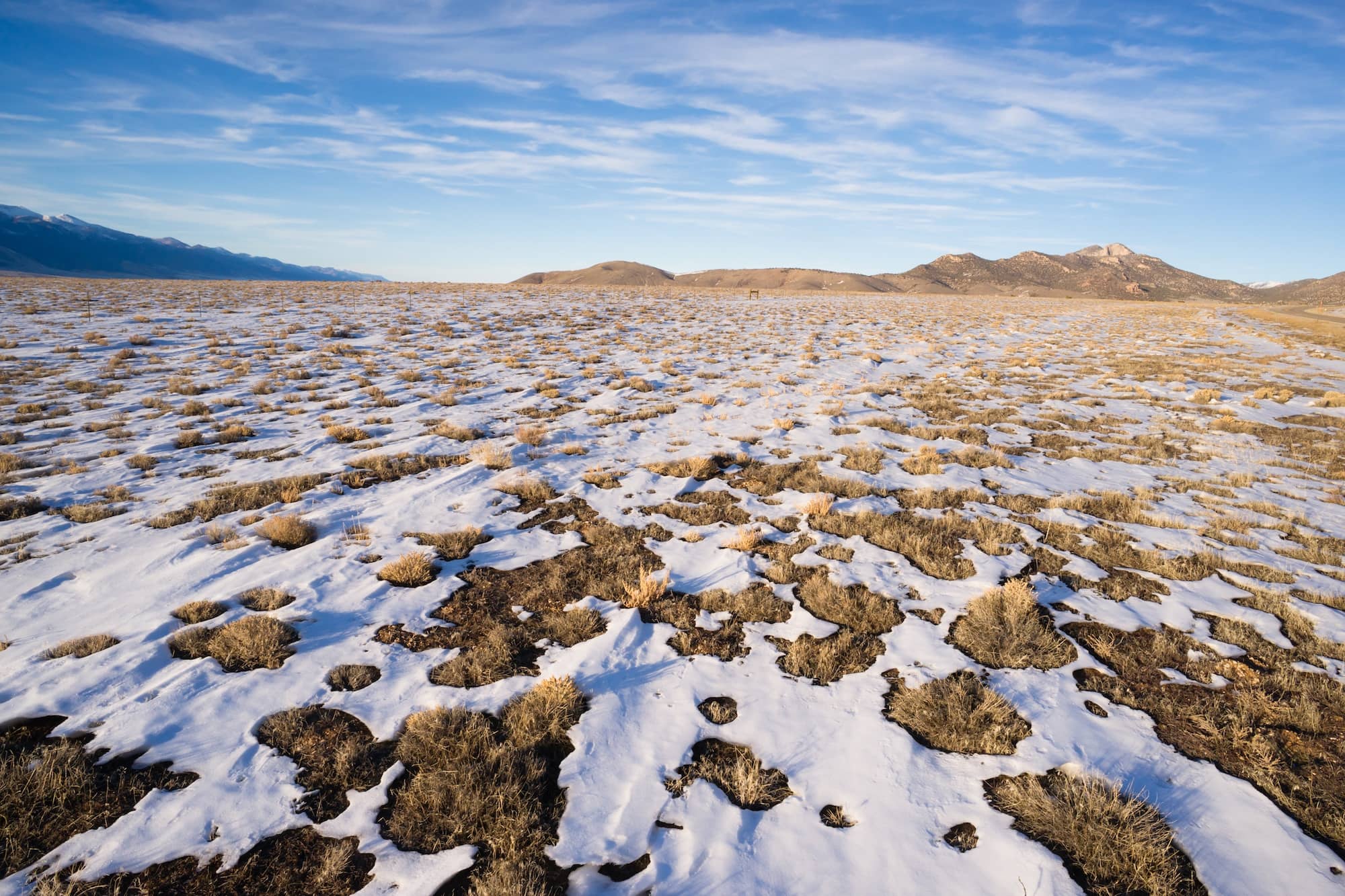 Valle del desierto cubierto de nieve en el Parque Nacional Great Basin en Nevada