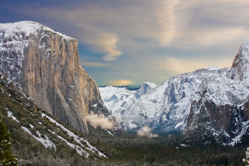 Vista del paisaje de El Capitan en el Parque Nacional Yosemite en invierno con nieve que cubre las montañas