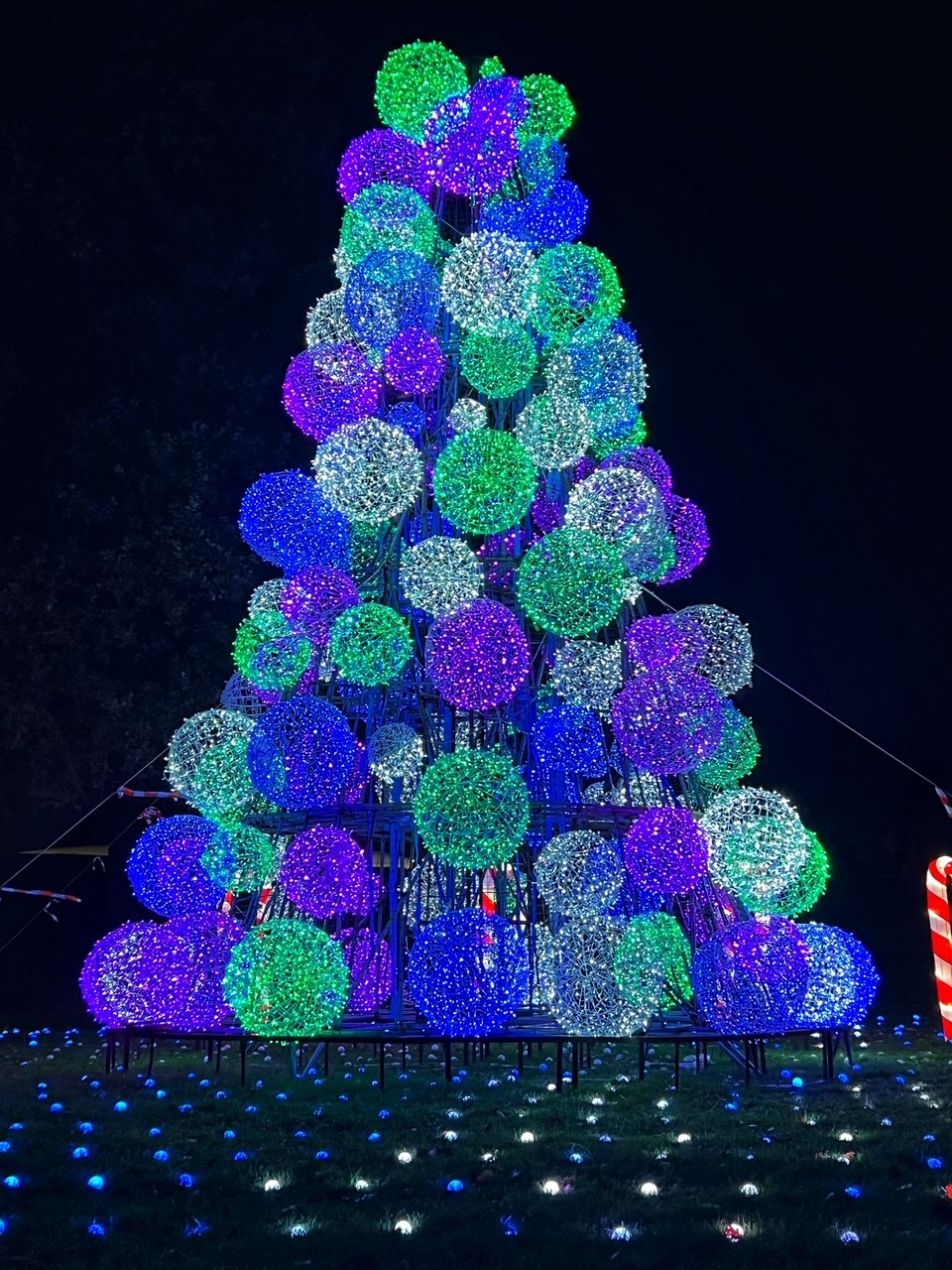 Un árbol de luces en Lightopia Londres