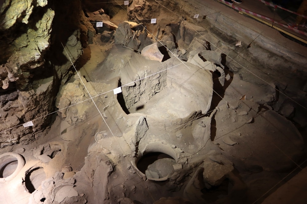 La bodega dentro de la cueva de Arenia cerca de Ereván