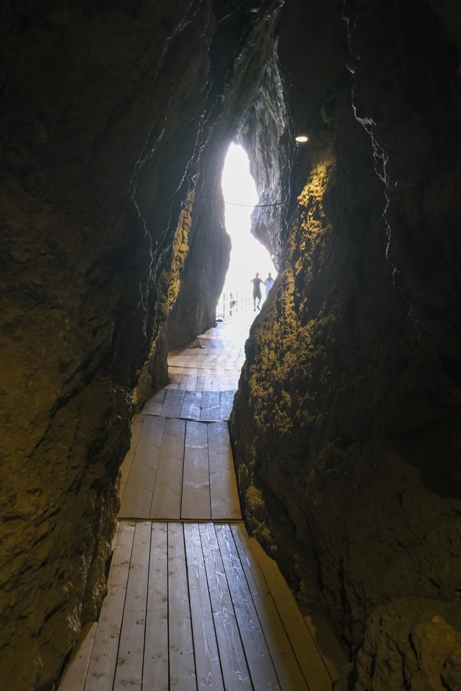 Cueva de Arenia cerca de Ereván