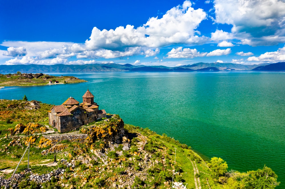 Un monasterio con vistas al lago Sevan: una de las mejores excursiones de un día desde Ereván