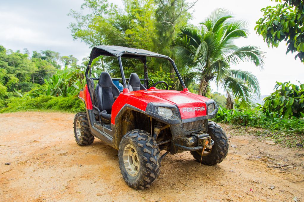 Un ATV estacionado en la selva al borde de un acantilado.