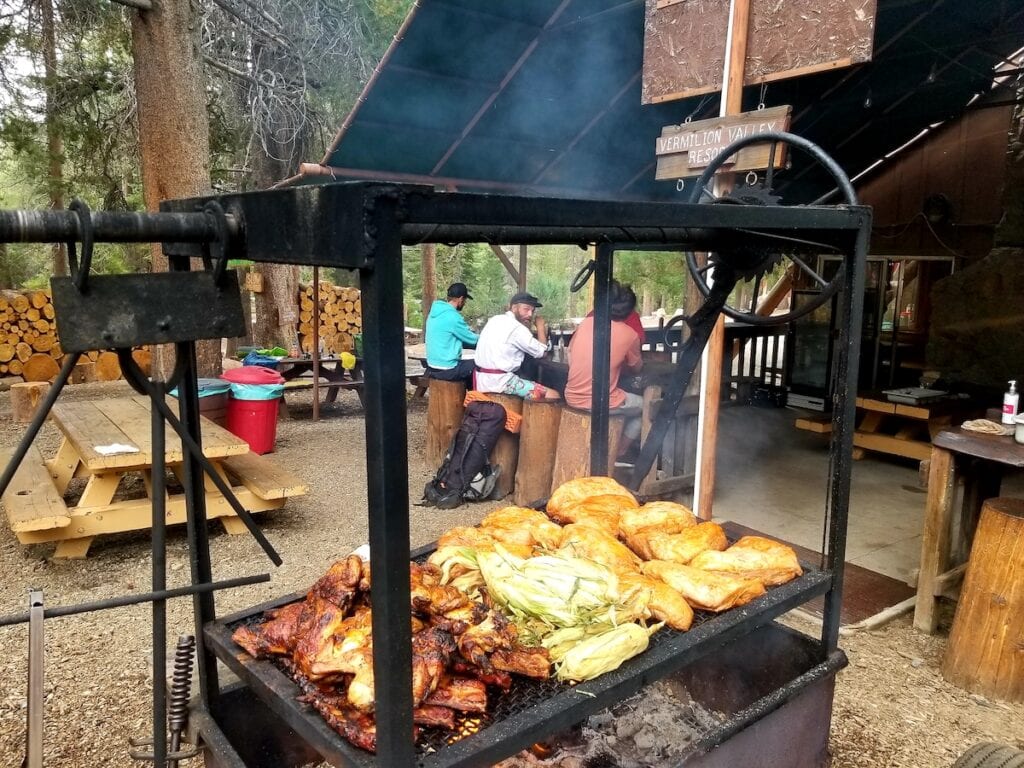 Una parrilla de barbacoa llena de carne y verduras en Vermillion Valley Resort para acampar y reabastecerse en John Muir Trail