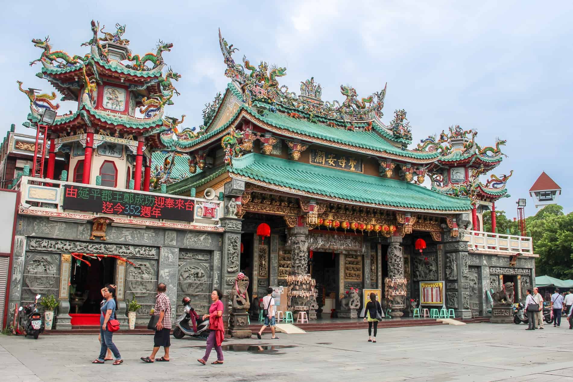 Las intrincadas tallas de piedra, las columnas rojas y los techos de pagada verde menta del Templo Anping Kaitai Tianhou Matsu en Tainan. 