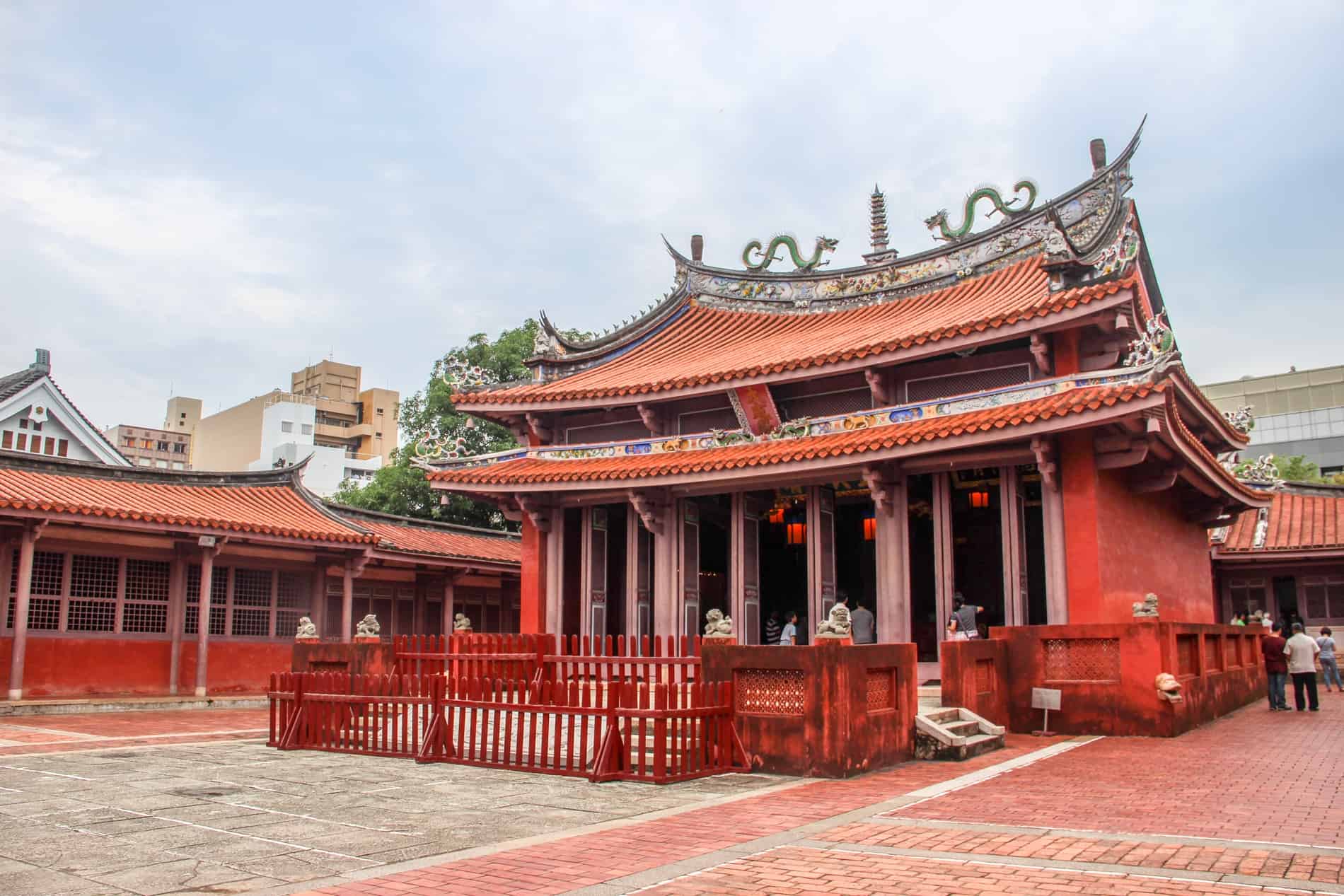 El Templo Tainan Confucius de dos niveles rojo-naranja - uno de los templos más importantes de Taiwán. 