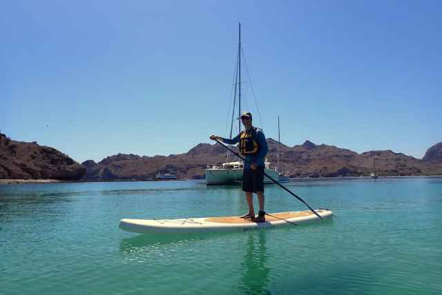 Un hombre haciendo Stand Up Paddle en el Mar de Cortés