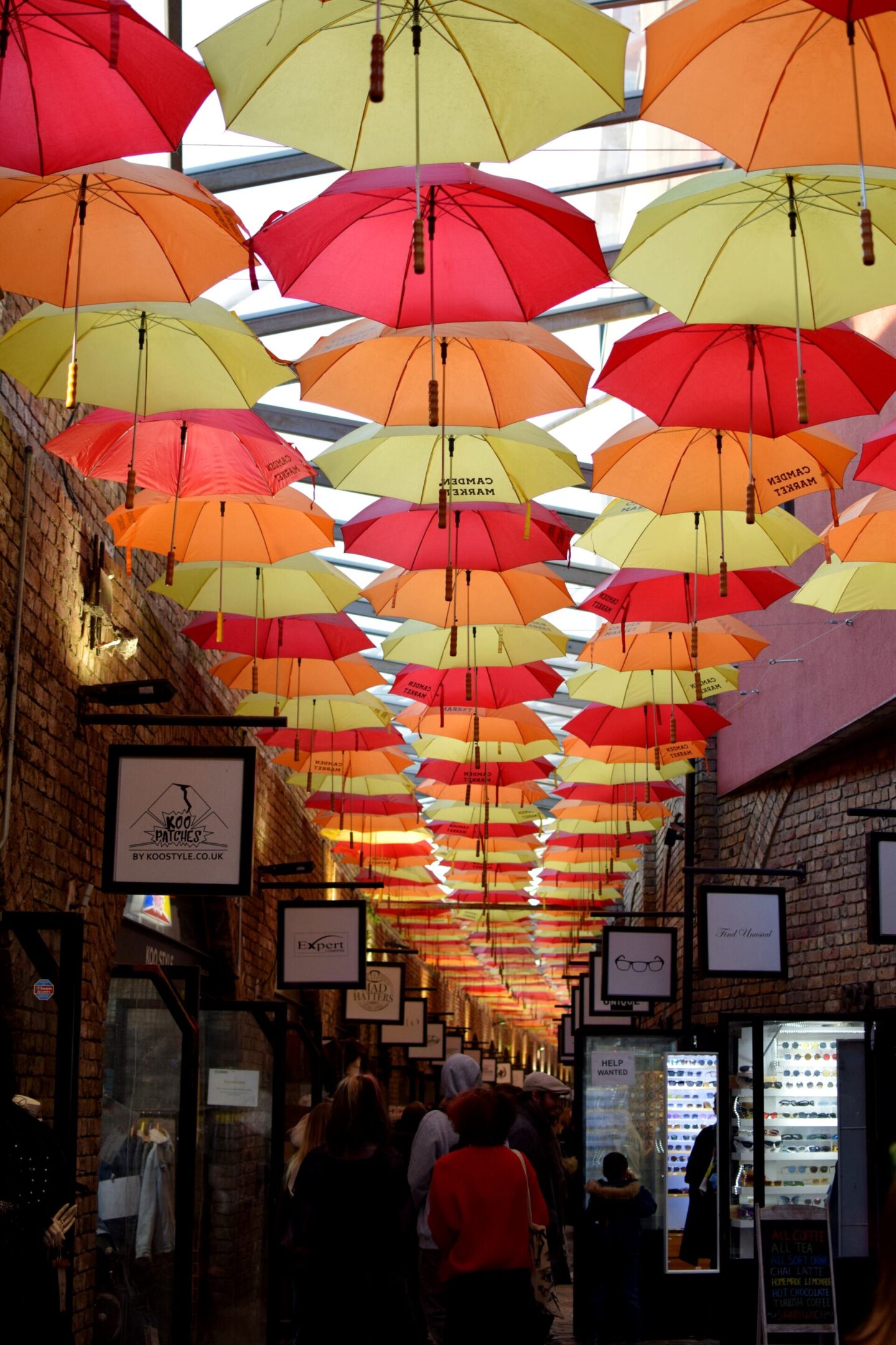 Sombrillas de colores brillantes que cuelgan del techo en Camden Market